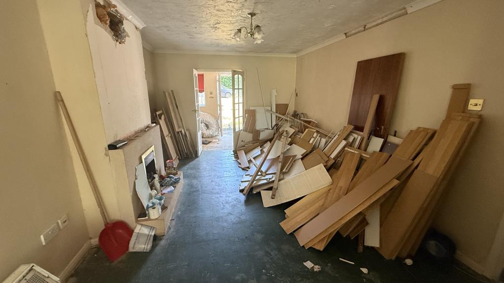 Lot: 29 - SEMI-DETACHED BUNGALOW IN NEED OF REFURBISHMENT - Internal image of living room from dining area